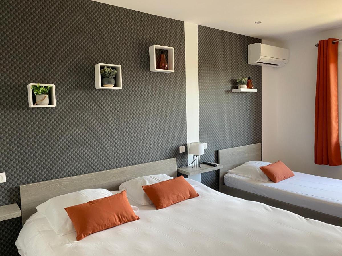Logis Hotel Restaurant Le Kalliste อิแยร์ ภายนอก รูปภาพ