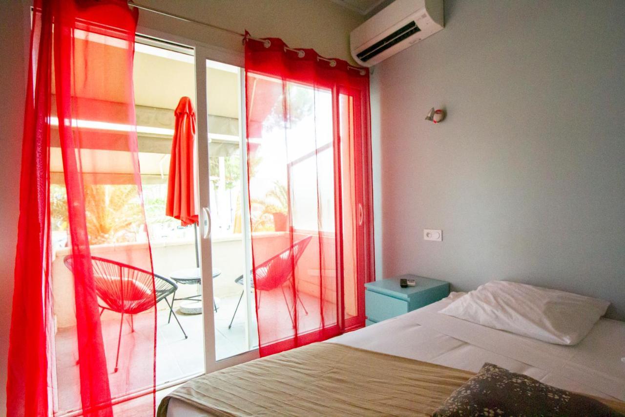 Logis Hotel Restaurant Le Kalliste อิแยร์ ภายนอก รูปภาพ