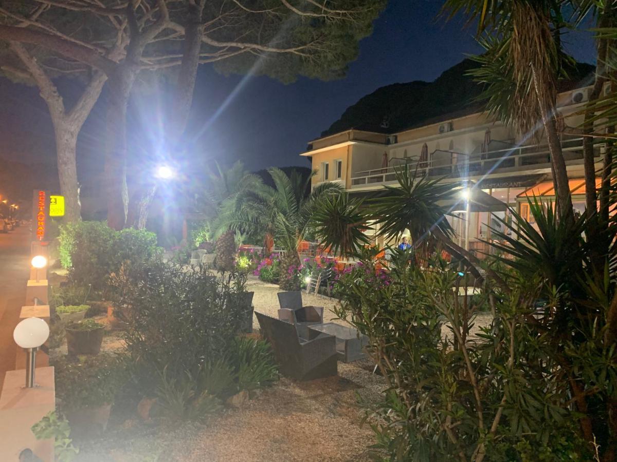 Logis Hotel Restaurant Le Kalliste อิแยร์ ภายนอก รูปภาพ
