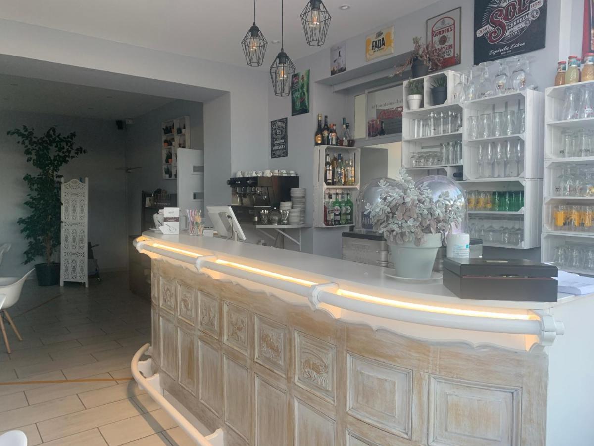 Logis Hotel Restaurant Le Kalliste อิแยร์ ภายนอก รูปภาพ