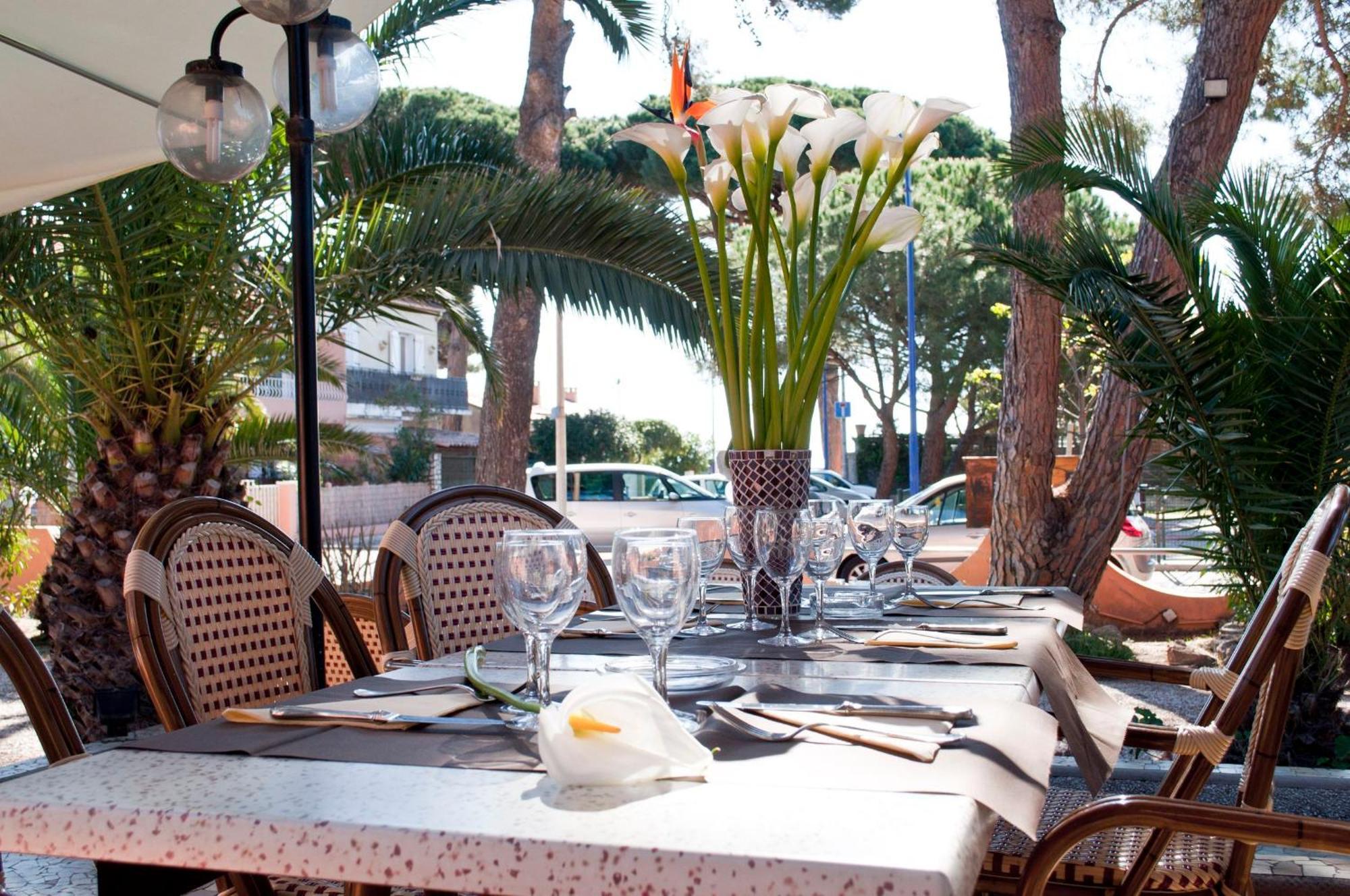 Logis Hotel Restaurant Le Kalliste อิแยร์ ภายนอก รูปภาพ