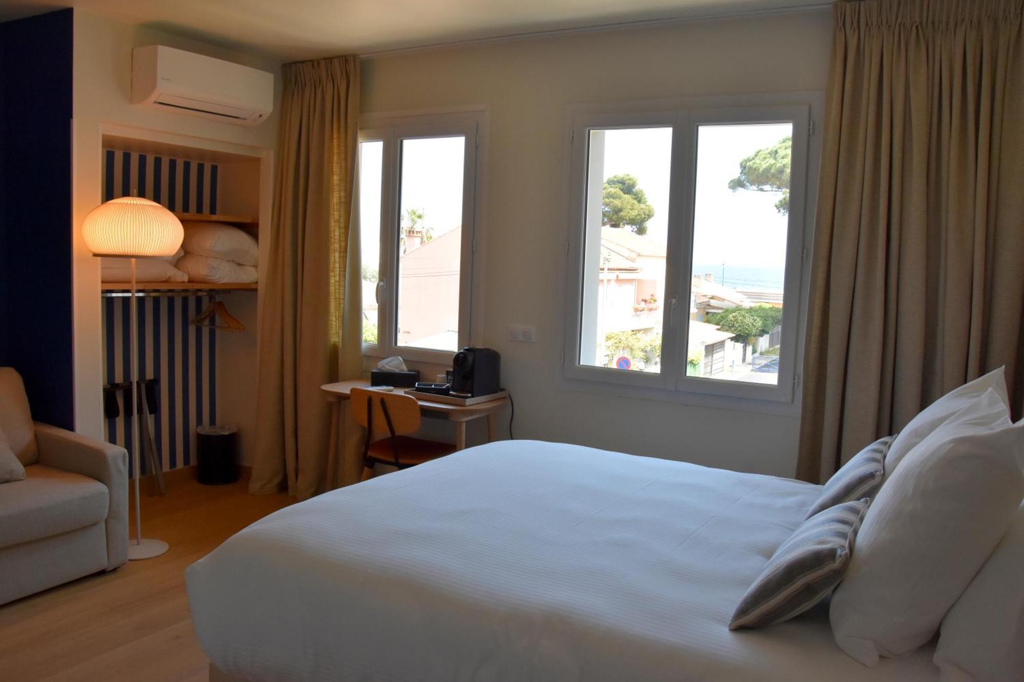 Logis Hotel Restaurant Le Kalliste อิแยร์ ภายนอก รูปภาพ