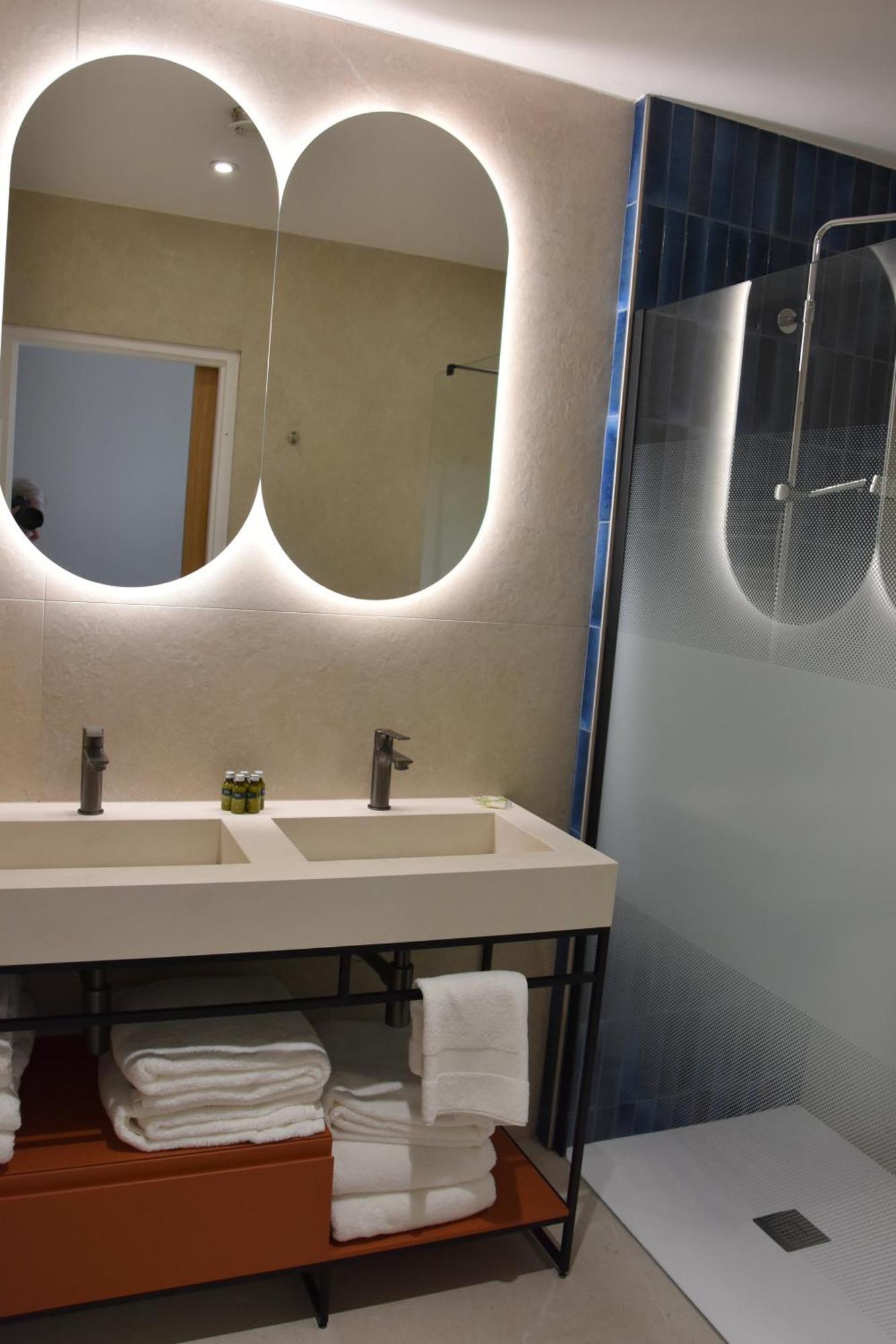 Logis Hotel Restaurant Le Kalliste อิแยร์ ภายนอก รูปภาพ