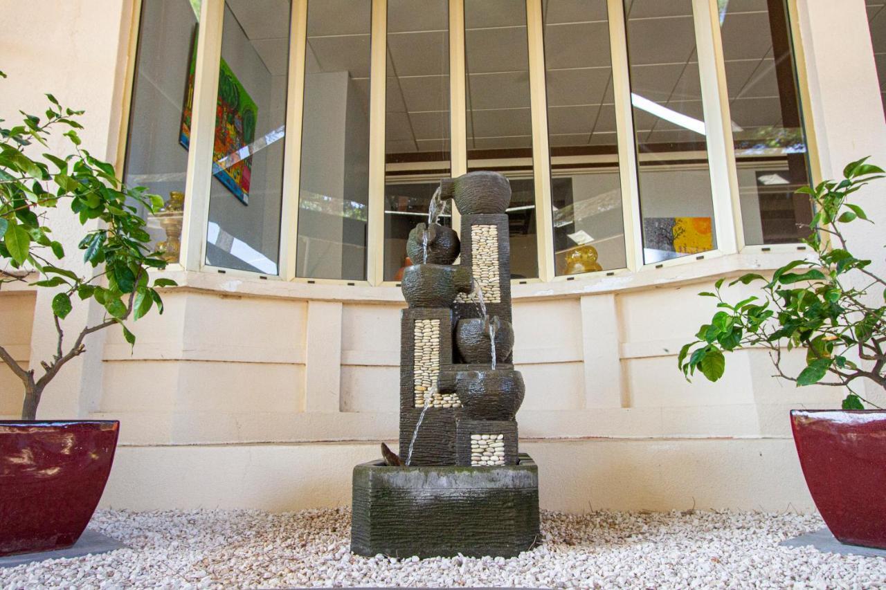 Logis Hotel Restaurant Le Kalliste อิแยร์ ภายนอก รูปภาพ