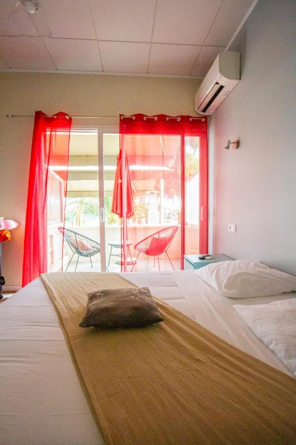 Logis Hotel Restaurant Le Kalliste อิแยร์ ภายนอก รูปภาพ