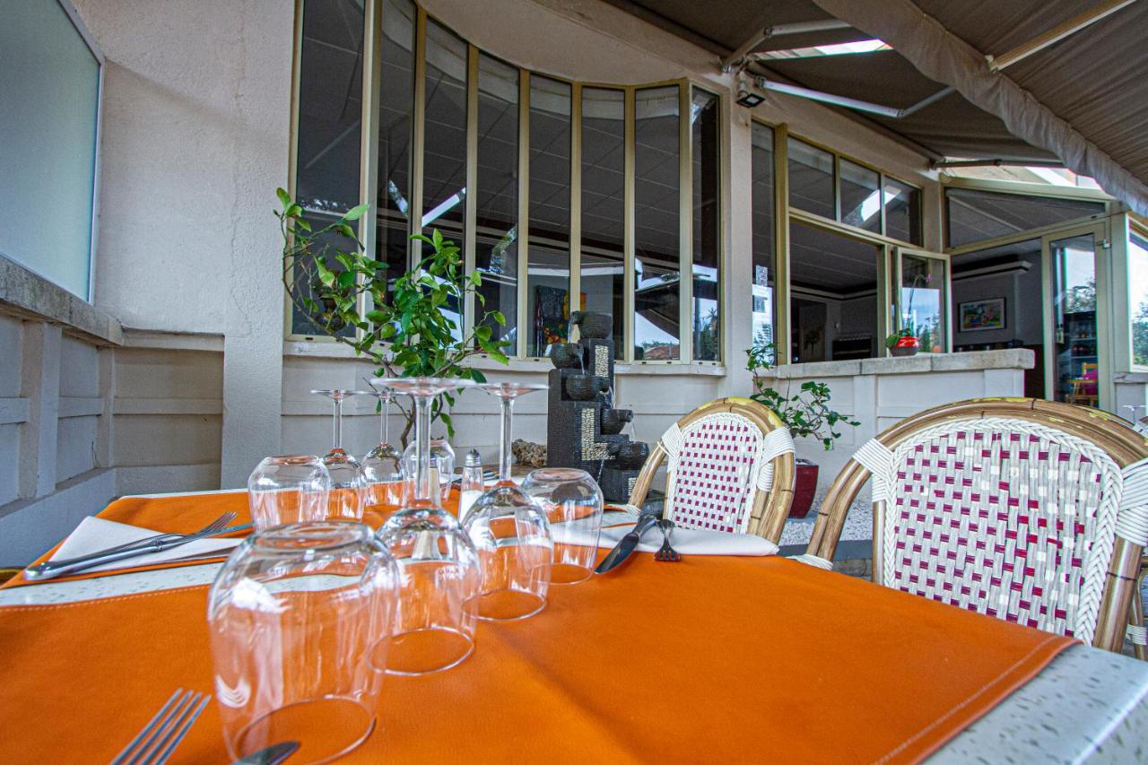 Logis Hotel Restaurant Le Kalliste อิแยร์ ภายนอก รูปภาพ