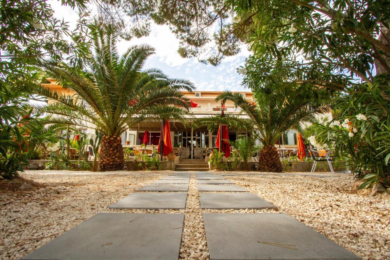 Logis Hotel Restaurant Le Kalliste อิแยร์ ภายนอก รูปภาพ