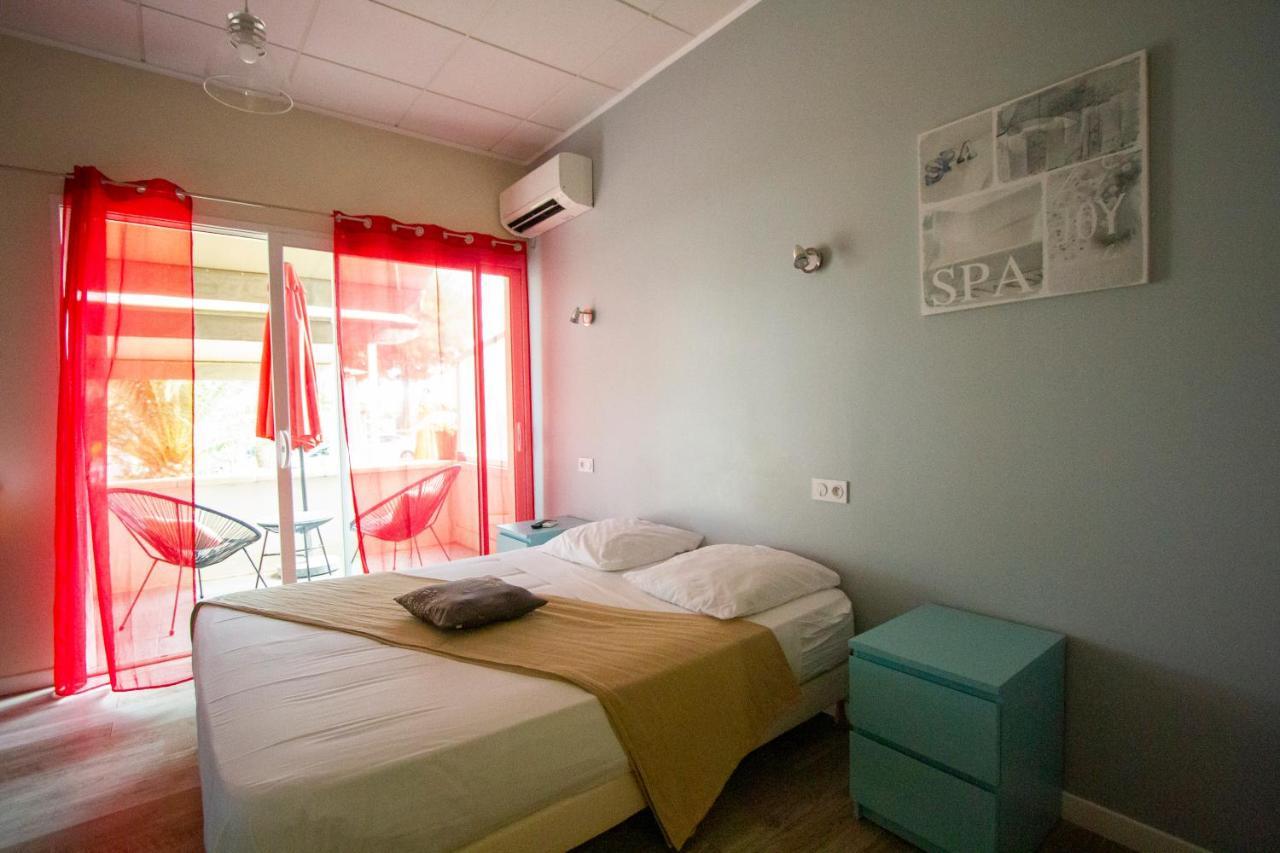 Logis Hotel Restaurant Le Kalliste อิแยร์ ภายนอก รูปภาพ
